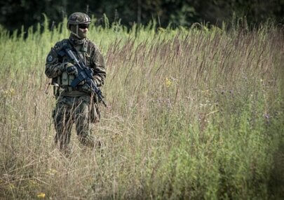 מהן ההשלכות המשפטיות של עבירת היעדר מן השירות וכיצד להתמודד עמן?